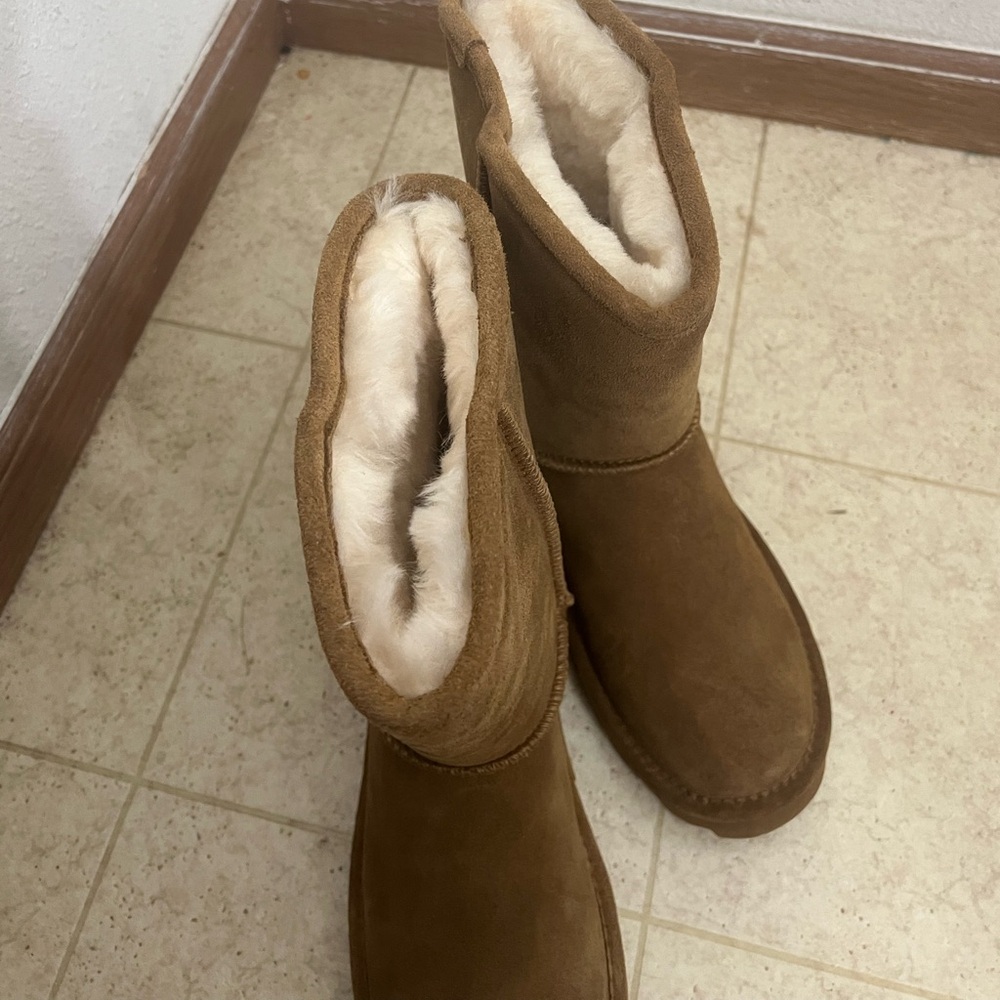 Women’s bear paw size 8 boots.